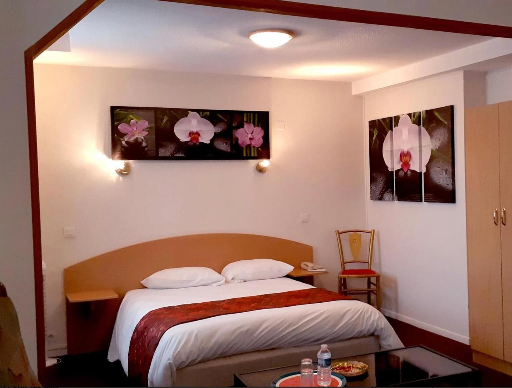 Logis Hotel Le Val De Vence Launois-sur-Vence Zewnętrze zdjęcie