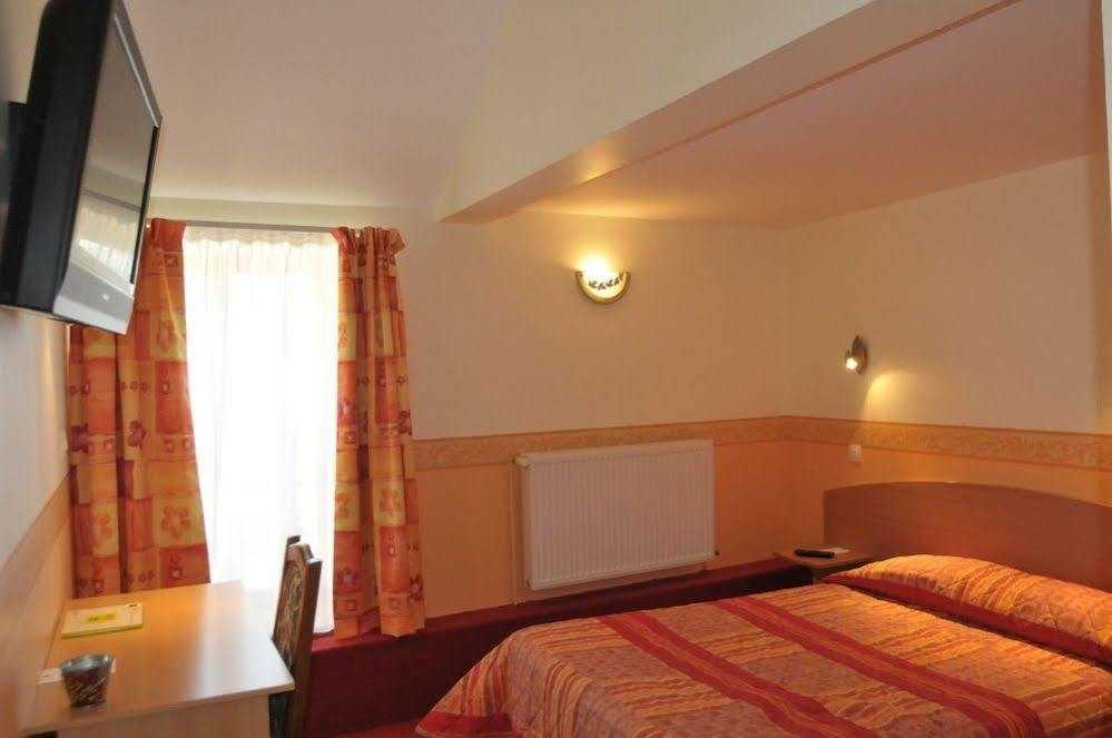 Logis Hotel Le Val De Vence Launois-sur-Vence Zewnętrze zdjęcie